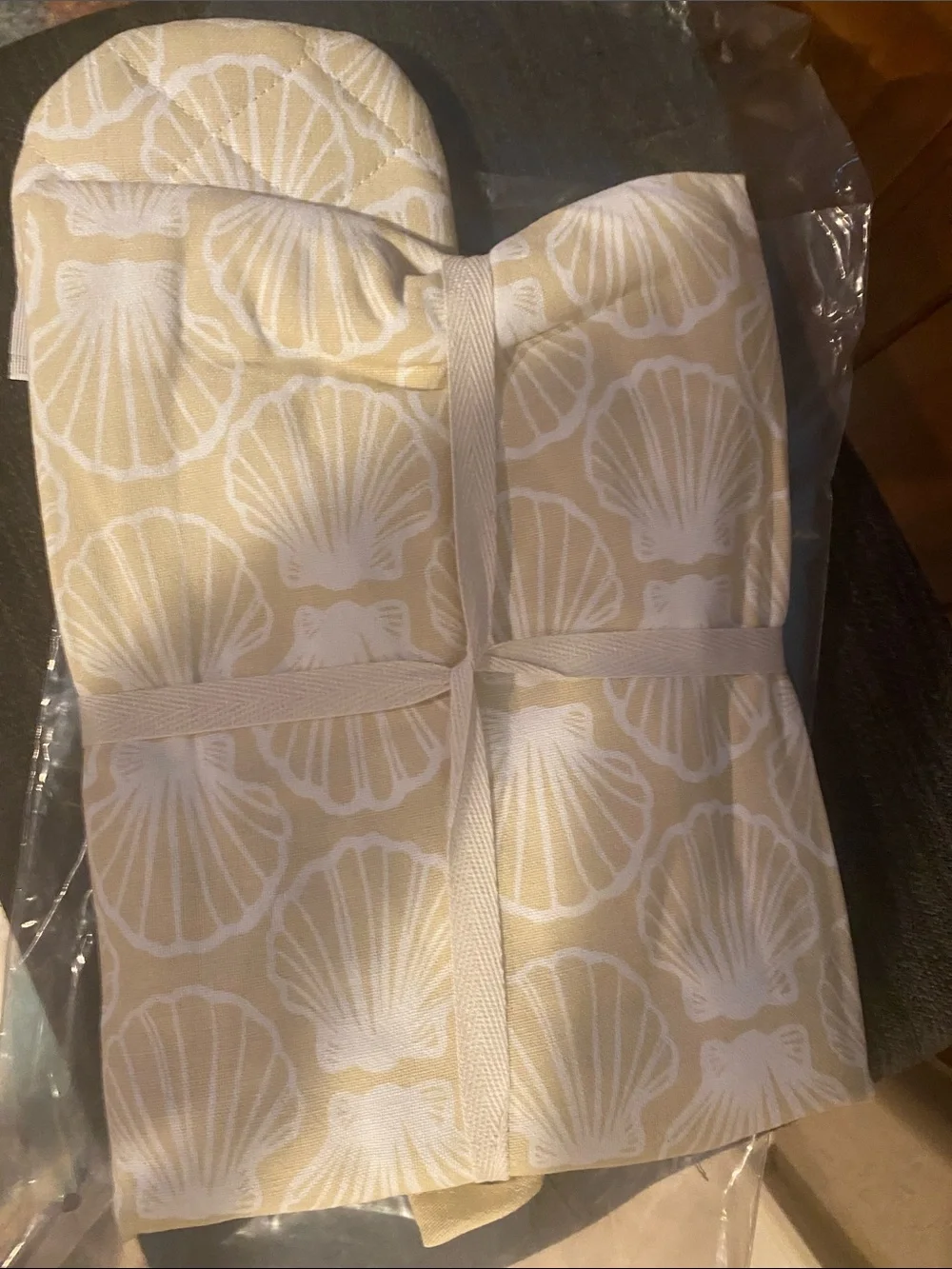 Seashell Quilted Oven Mitt & Pot Holder Set - Beige & White and apron